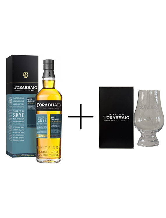Butelka i opakowanie szkockiej whisky Torabhaig Allt Gleann z niebieskim kartonem oraz szklanka degustacyjna w czarnym pudełku.