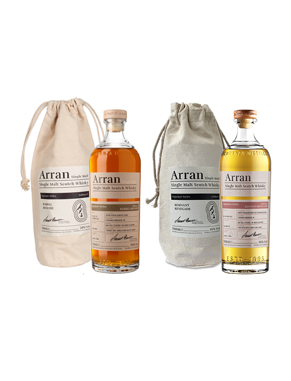 Dwie butelki szkockiej single malt whisky Arran w beżowym i szarym woreczku, z różnymi etykietami i odcieniami trunku.