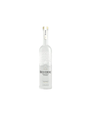 Butelka białej, ekologicznej wódki Belvedere Organic z delikatnym nadrukiem drzew.