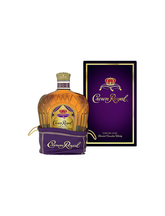 Butelka kanadyjskiej whisky Crown Royal Fine De Luxe w fioletowym woreczku i czarno-fioletowym opakowaniu.