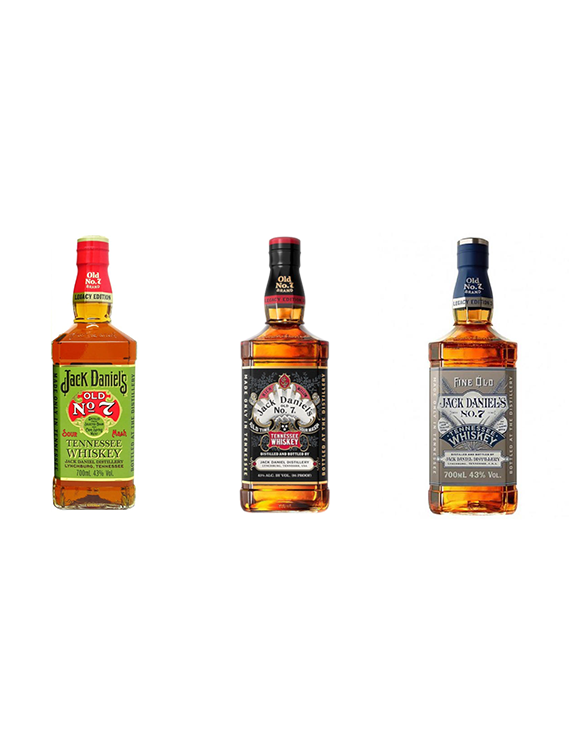 Trzy butelki limitowanej edycji amerykańskiej whiskey Jack Daniel’s Old No. 7 z zieloną, czarno-srebrną i srebrno-niebieską etykietą.